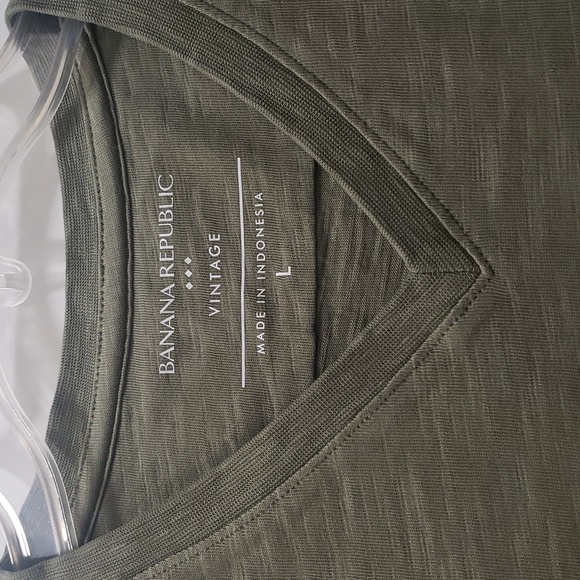 NWT Mens Casual Banana Republic Mediumweight Comfortable 100% Cotton V-neck Tee - Picture 2 of 7